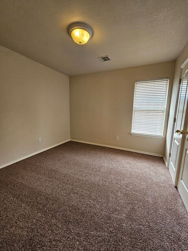 Building Photo - REDUCED! (3) Bed/(2) Bath In NE Norman Ava...