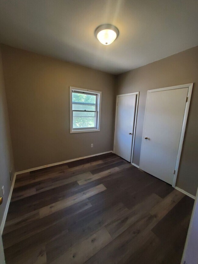Building Photo - 505-507 W. Burleigh St. (Townhouse)(ACE PR...