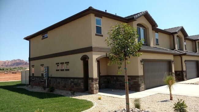 Building Photo - 3 Bedroom, 2.5 Bathroom Townhome Available...