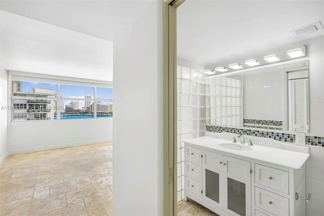 Building Photo - 1420 Brickell Bay Dr