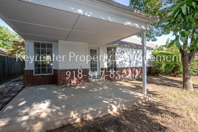 Building Photo - Charming 3 bedroom home with cozy fireplace and 2 car garage!! Price drop!