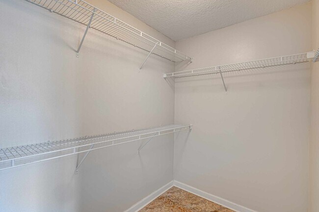 Building Photo - 9833 Baywinds Dr