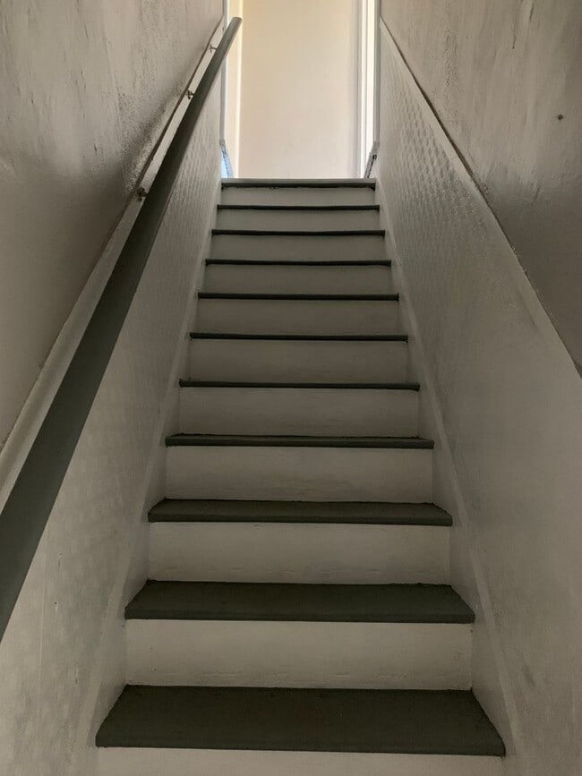 Building Photo - 2 bedroom 1 bath with laundry