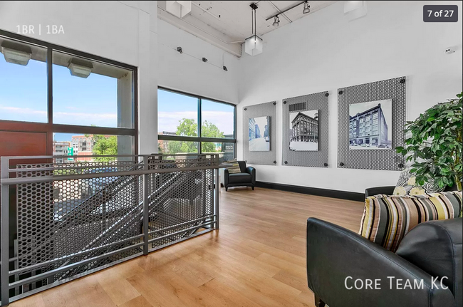 Building Photo - Large 1 Bedroom Loft Downtown