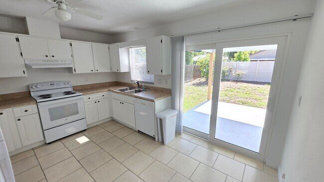 Building Photo - Charming 2BR/2BA + 1 car garage with Large Backyard in Sarasota