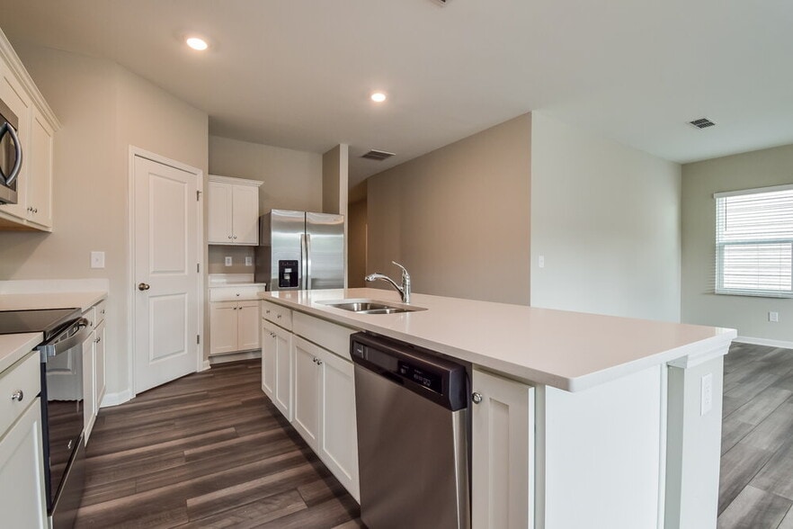 Building Photo - 570 Knightsbridge Ln