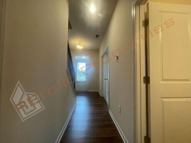 Building Photo - Luxury 3 Story 4 BD/3.5 Bath Townhome @ Sm...