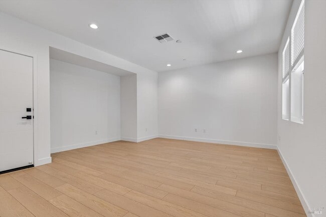 Building Photo - 219 Gambrel Cir