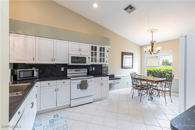 Building Photo - 5595 Greenwood Cir
