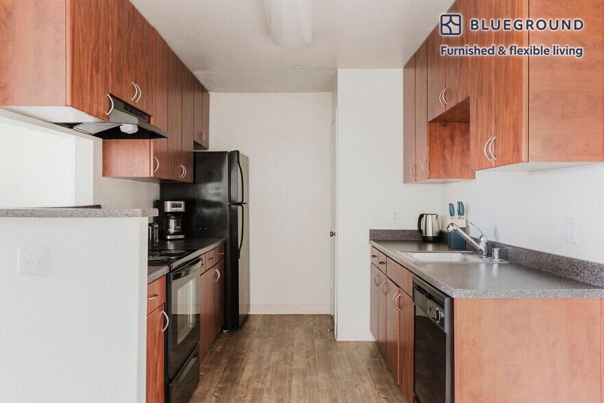 Building Photo - 1600 Villa St