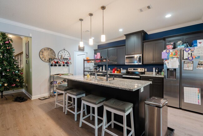 Building Photo - Spacious 4 Bed, 4 Bath Home in HOA Community