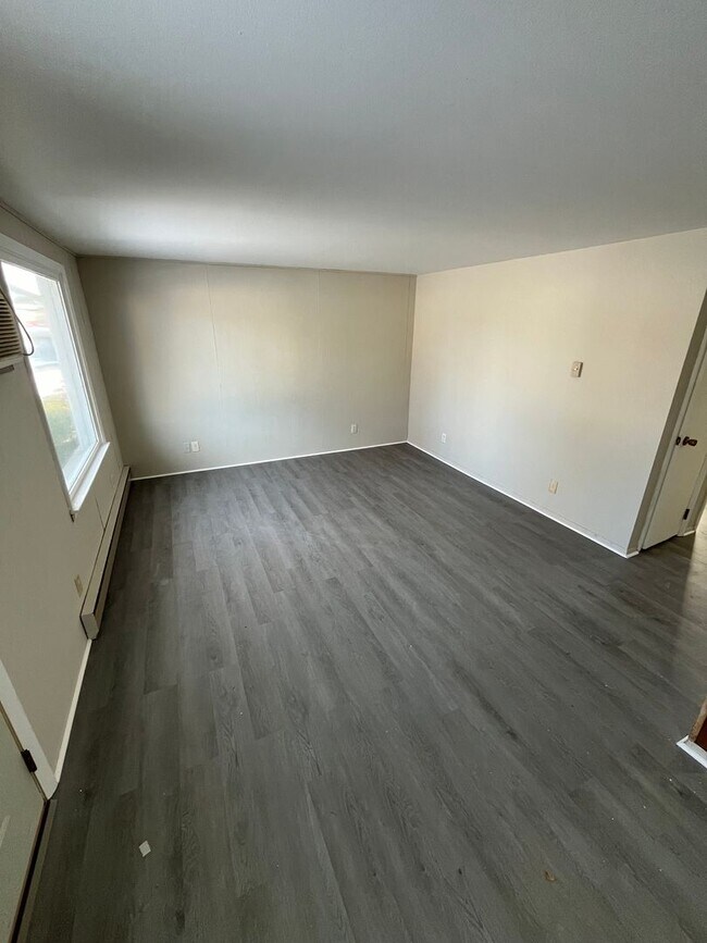 Building Photo - 104-110 Maple Lane