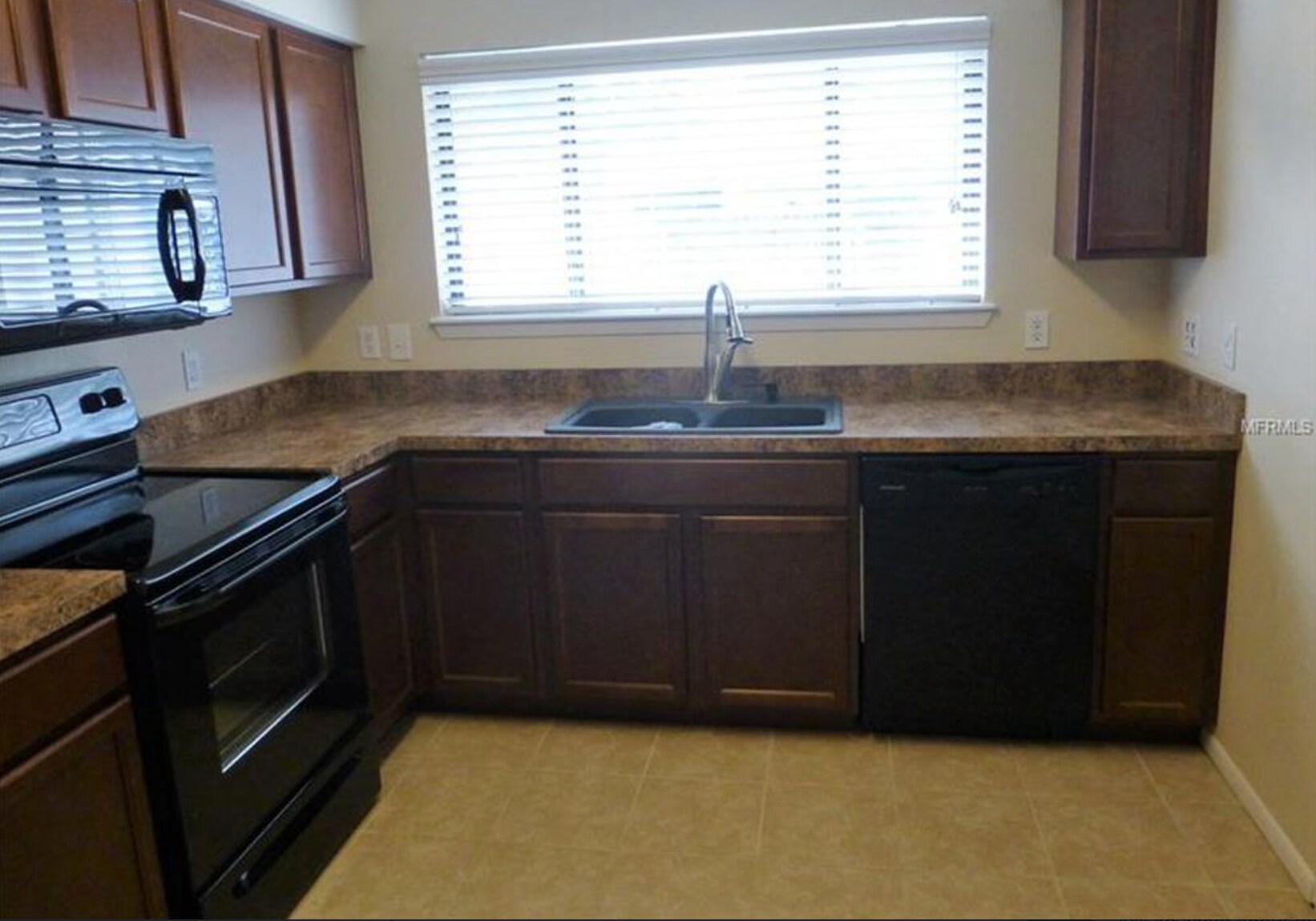 Kitchen fully equipped with electric range, overhead microwave oven and dishwasher. - 1128 Park Green Pl