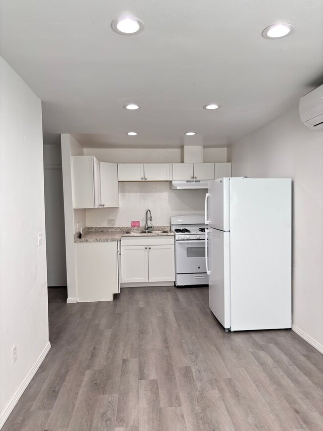 Building Photo - Modern East Palmdale ADU