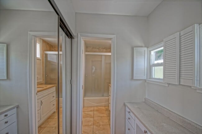 Building Photo - Incredibly Charming & Bright 3BR2BA Home w...