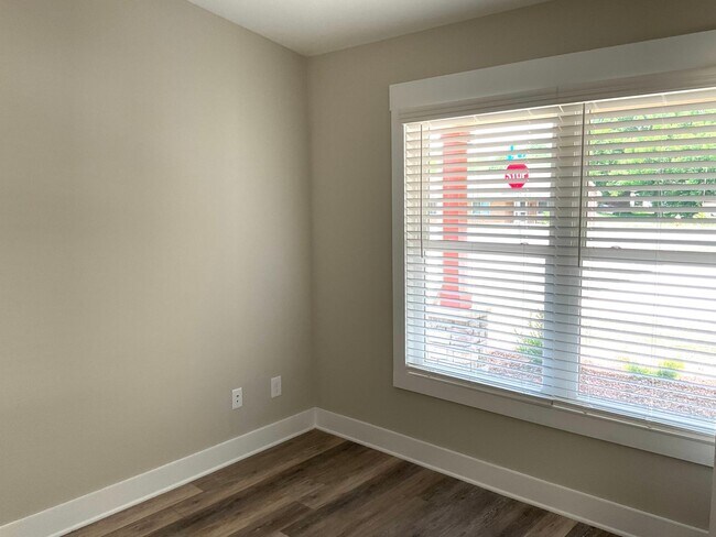 Building Photo - Court Square Town Home Duplex Apartment with Attached Garage