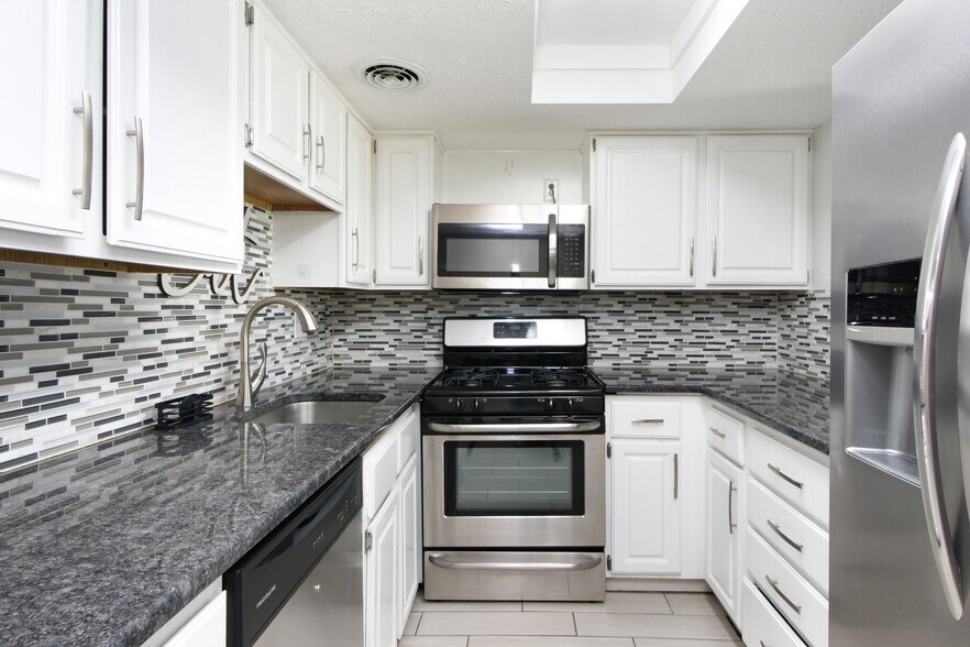 Building Photo - 267 Deepwood Dr