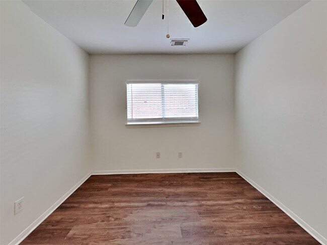 Building Photo - 2114 English Green Way