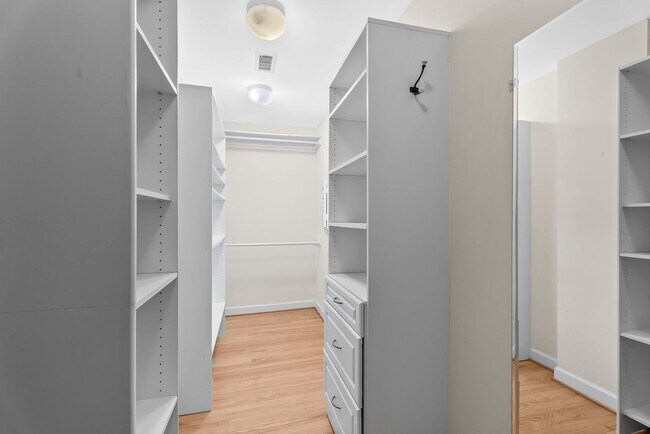 Building Photo - Updated Colonial Home in Westgage Neighbor...