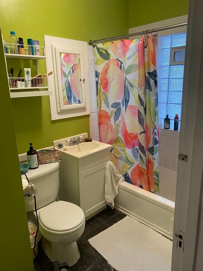 Building Photo - 647 Monroe St NE