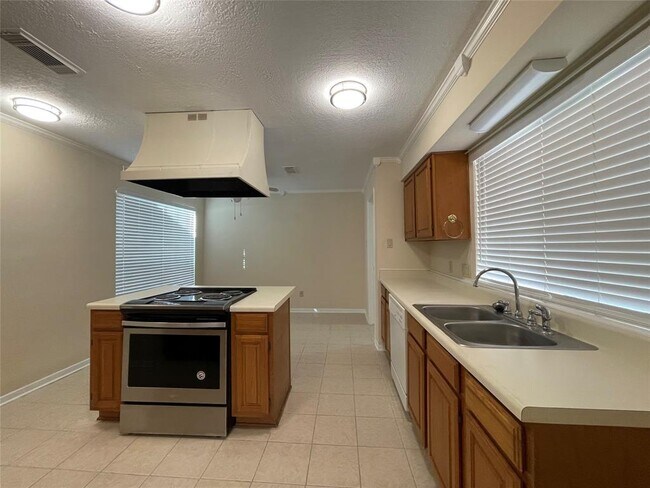 Building Photo - 15307 Pebble Lake Dr