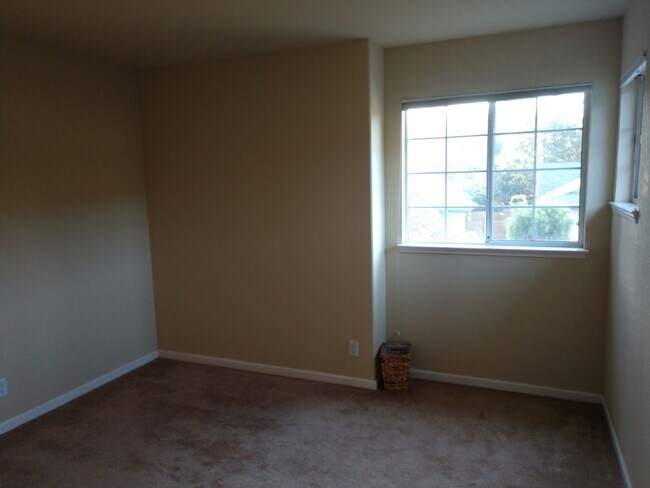Building Photo - 3+ Bedroom Glen Ellen Home!