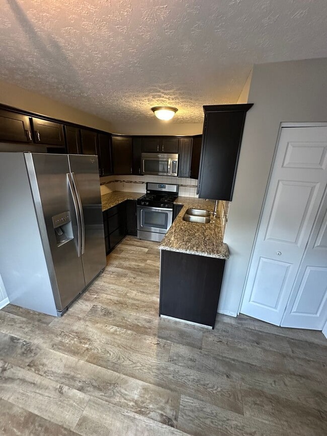 Building Photo - Updated 3 Bed 1.5 Bath Townhome with basem...