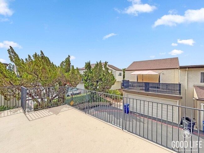 Building Photo - Spacious 3BD/2.5BA Townhouse in UTC W/ 2-Car Garage, Washer/Dryer, Balcony, Community Pool & Tenn...