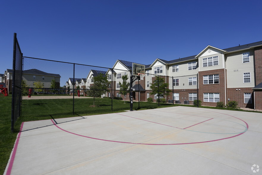 Basketball Court - The Grand at Riverside