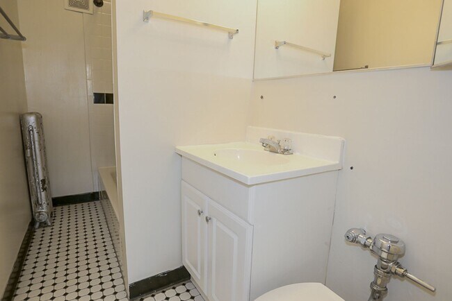 Interior Photo - 3912-28 N. Pine Grove