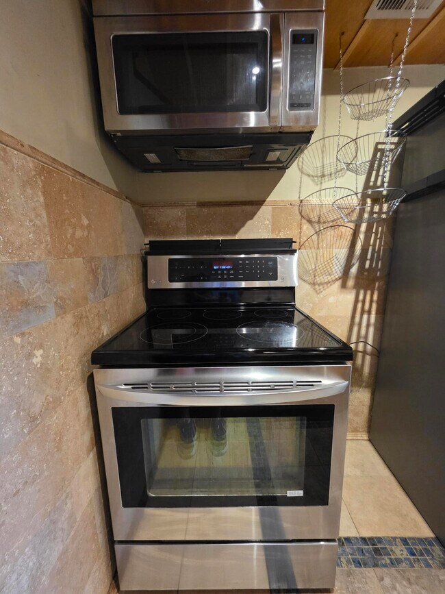 Building Photo - 201 S Lakeside Dr