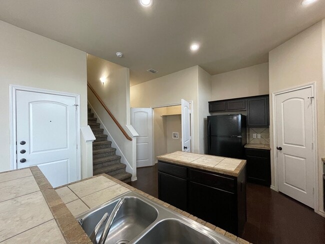 Building Photo - Townhome for rent