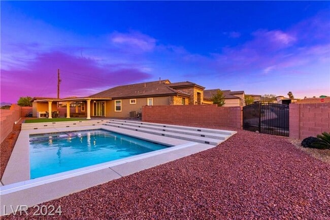 Building Photo - Elevated Desert Living with Strip & Mountain Views – Fully Furnished 6-Bedroom Retreat!