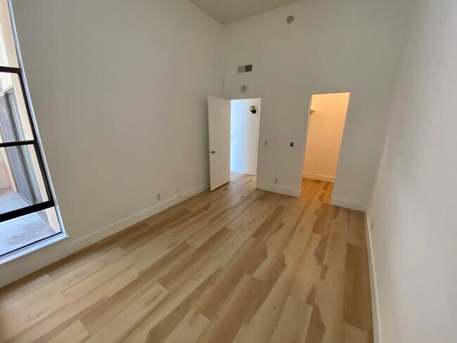 Building Photo - 310 N Civic Dr