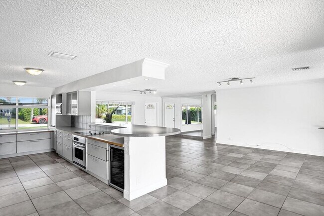 Building Photo - 2632 SE 10th Ct