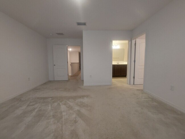 Building Photo - Beautiful 3 Bedroom 2 1/2 Bathroom House i...