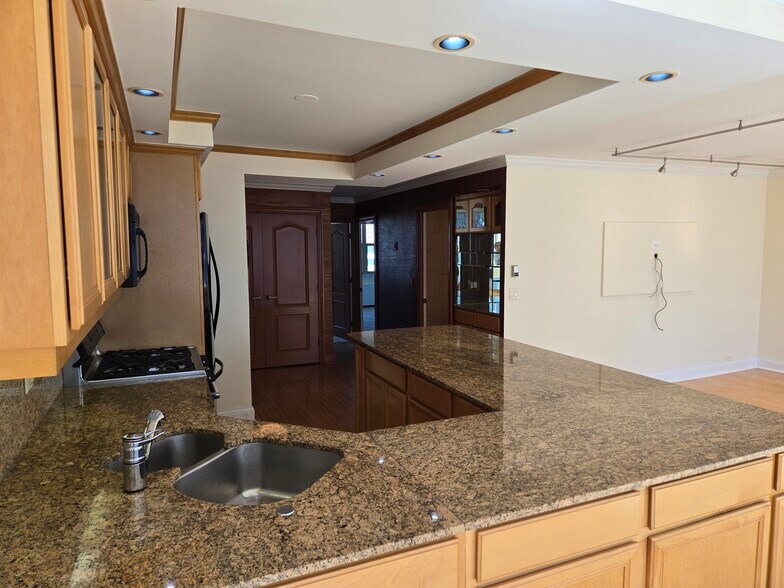 Building Photo - 40 E Cedar St