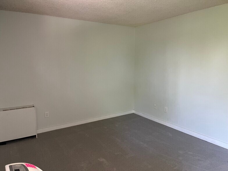 Spacious Bedroom - 3423 Madison Ave