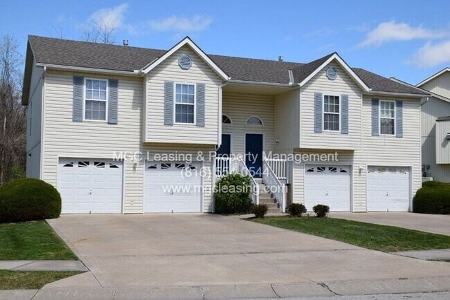 Building Photo - Everyday Comfort in Creekwood Park Townhom...