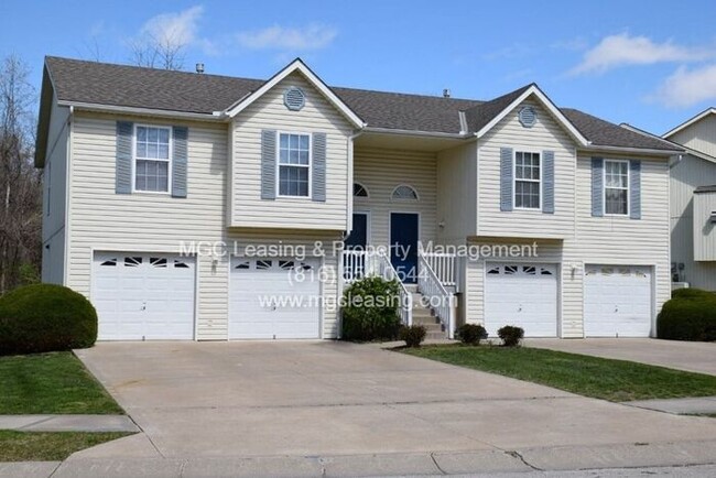 Building Photo - This Northland Townhome Is Just What You H...