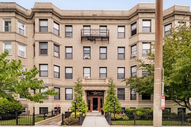 Building Photo - 81 Park Dr