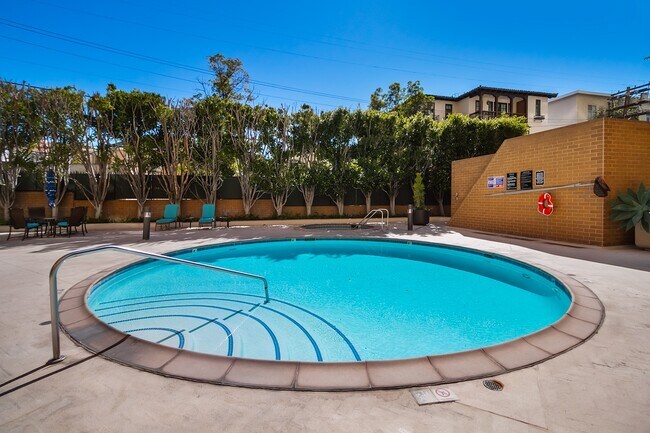 Pool - 10430 Wilshire Blvd