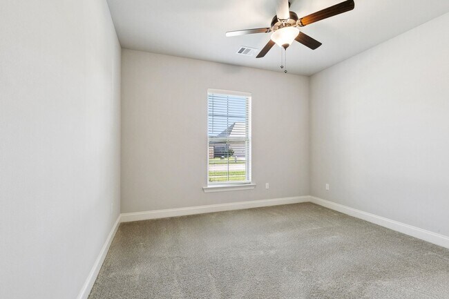 Building Photo - Modern Comfort Meets Cozy Charm in This 3-...