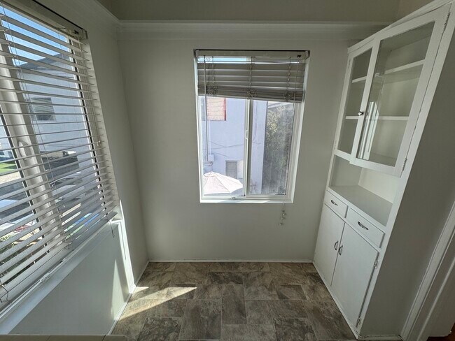 Building Photo - 9217 Alcott St