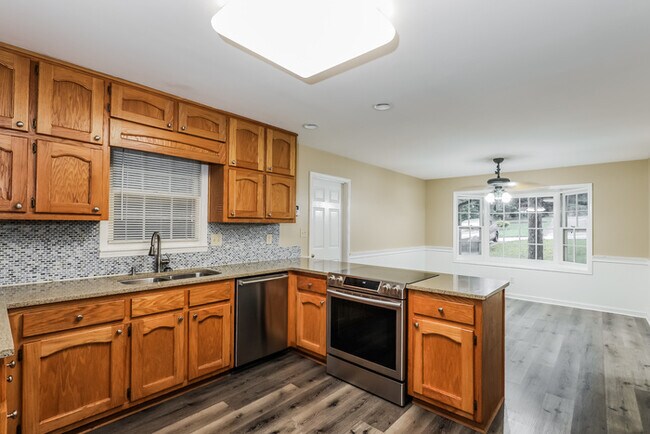 Building Photo - Spacious 3-Bedroom Home in Rex, GA