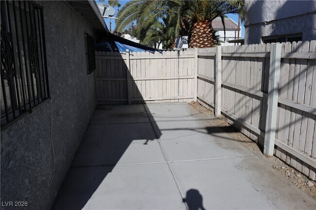 Building Photo - 1828 Lewis Ave