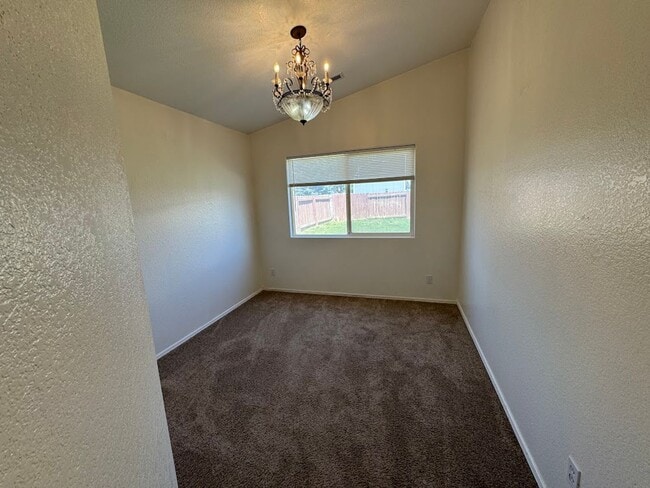 Building Photo - 4 Bedroom - 2 bath - Single Family Home in a Great Location!