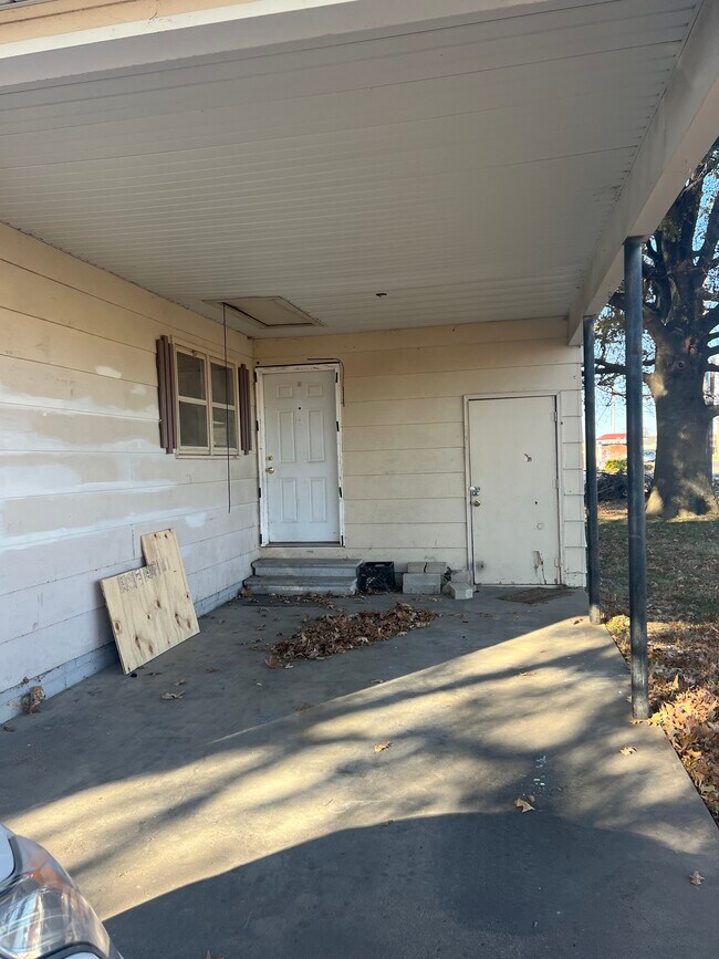 attached carport - 902 W Saint Francis St