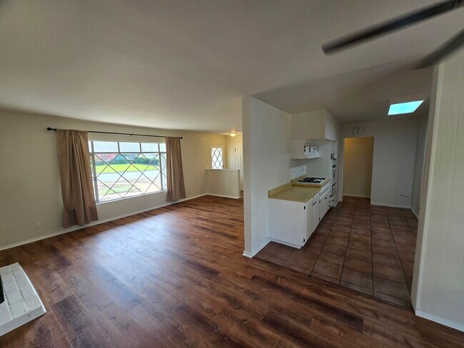 Building Photo - 449 Thumbelina Dr