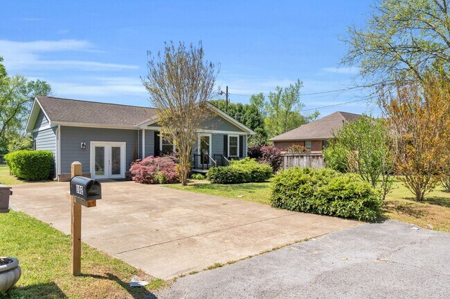 Building Photo - Beautiful Red Bank Home!
